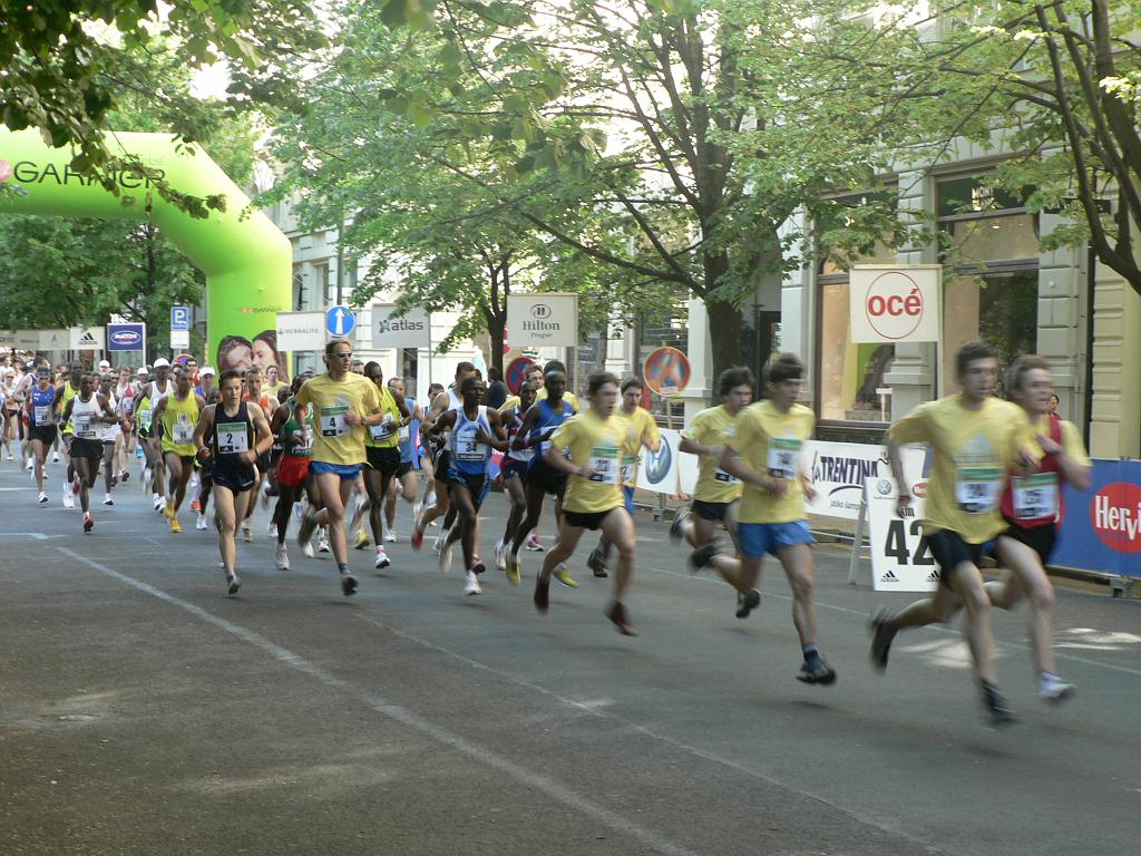 Maraton 08 022.jpg - Ti ze žlutým tričkem odpadnou po 500 metrech